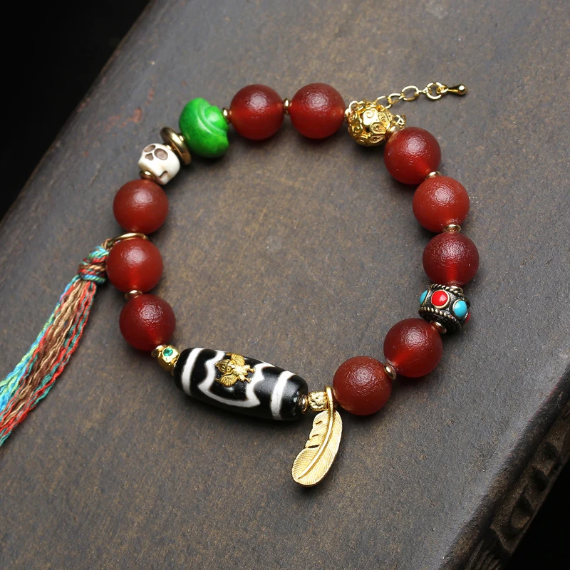 

Старинный красный браслет в тибетском стиле с одной петлей, украшенный бусинами из агата и костяными элементами.