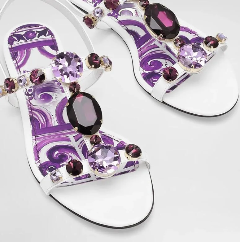 

Сандалии на плоской подошве с шипами и Т-образным ремешком, женские синие, фиолетовые, желтые, фарфоровые, с цветочным принтом, лаконичные туфли с открытой пяткой и пряжкой