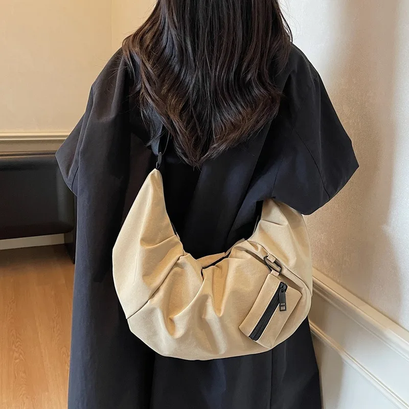 

Large capacity diagonal dumpling bag, pleated crescent bag, simple and casual commuting women's shoulder and armpit bag