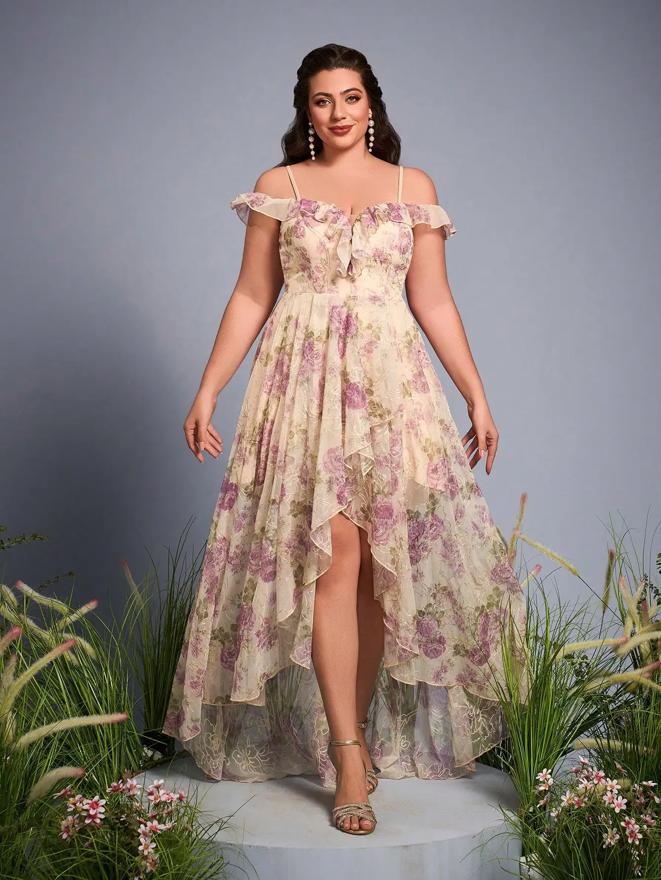 

Длинное платье Mgiacy с вырезом халтер, оборками, романтическим вышитым принтом и асимметричным подолом.