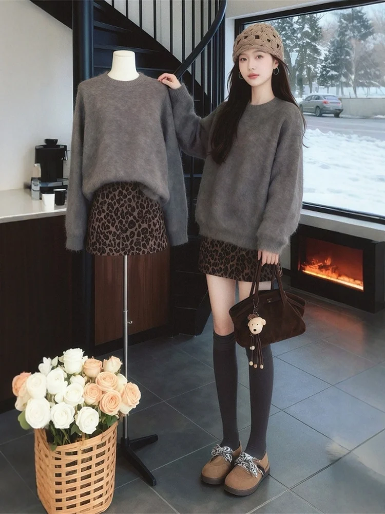 Luźna odzież dzianinowa damska na jesień i zimę, ciepła, brązowa, codzienna, wygodna, oddychająca, z miękkiego materiału, idealna do dojazdów do pracy.