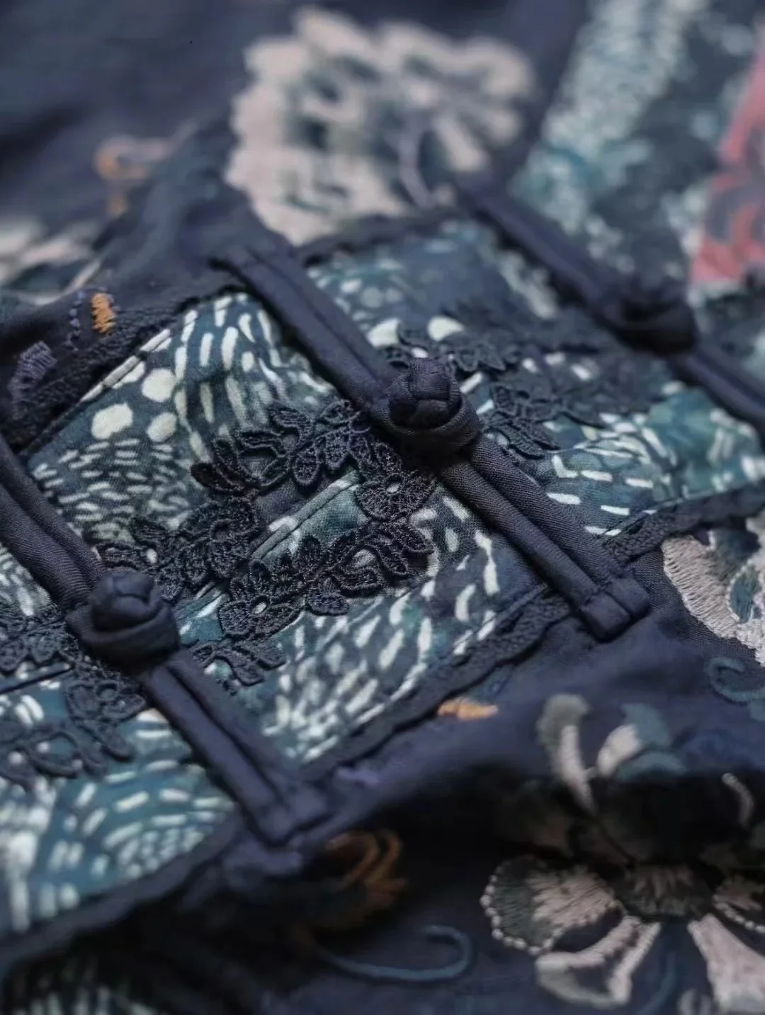 فساتين نسائية كلاسيكية جديدة 100% فساتين فضفاضة مطرزة بطباعة رامي أزرق طويل رداء على الطراز الصيني فساتين للعطلات بنصف كم