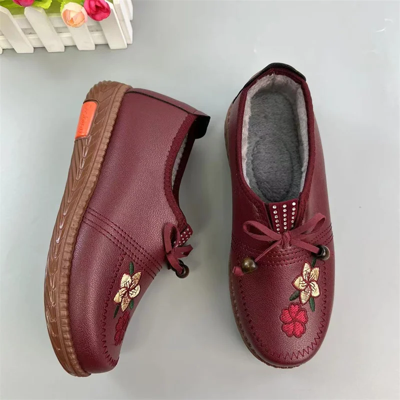 Woman elderly ladies slip on sneakers women non-slip mom's comfort walking flats 2025 Winter women's emboridery flower moccasins