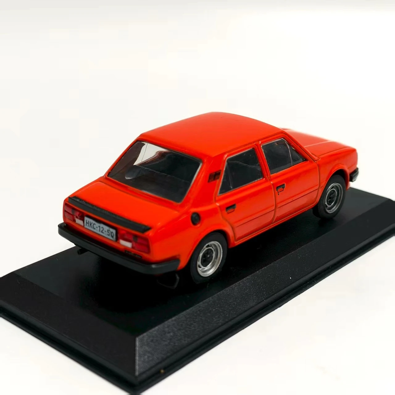 

1:43 SKODA 120L легкосплавный автомобиль, литье под давлением и игрушечный транспорт, модель автомобиля, миниатюрная масштабная модель автомобиля, игрушка для детей