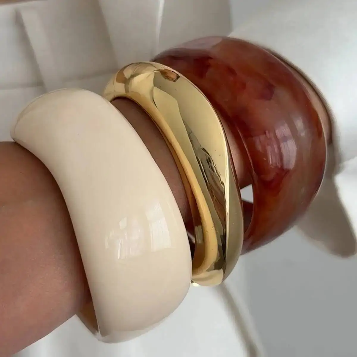 SHIXIN 3 Styles Brown Off White Acrylic Wide Bangle Bracelet for Women Vintage Stackable Metal Resin Chunky Bangle Party Jewelry