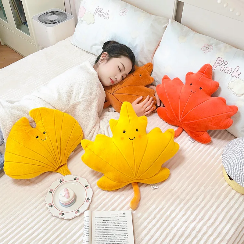 Oreiller en peluche feuille de Gingko d'érable, visage d'émotion doux, plante en peluche, coussin de siège, canapé, chaise, accessoire de décoration pour la maison, cadeau