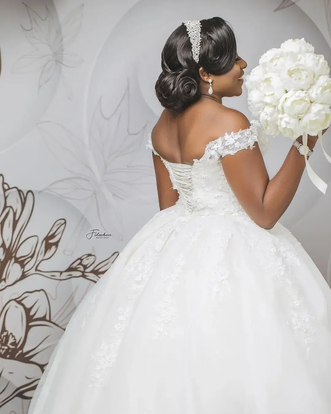 

Customized Plus Size African Ball Gown Wedding Dresses Off The Shoulder Floral Appliqued Lace Boho Country Princess Bridal