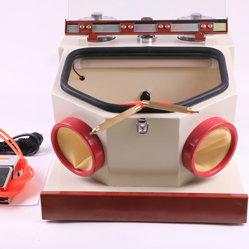 

Пескоструйный аппарат для зуботехнической лаборатории с двумя ручками, двумя баками, светодиодной подсветкой и большим окошком, с ножным управлением