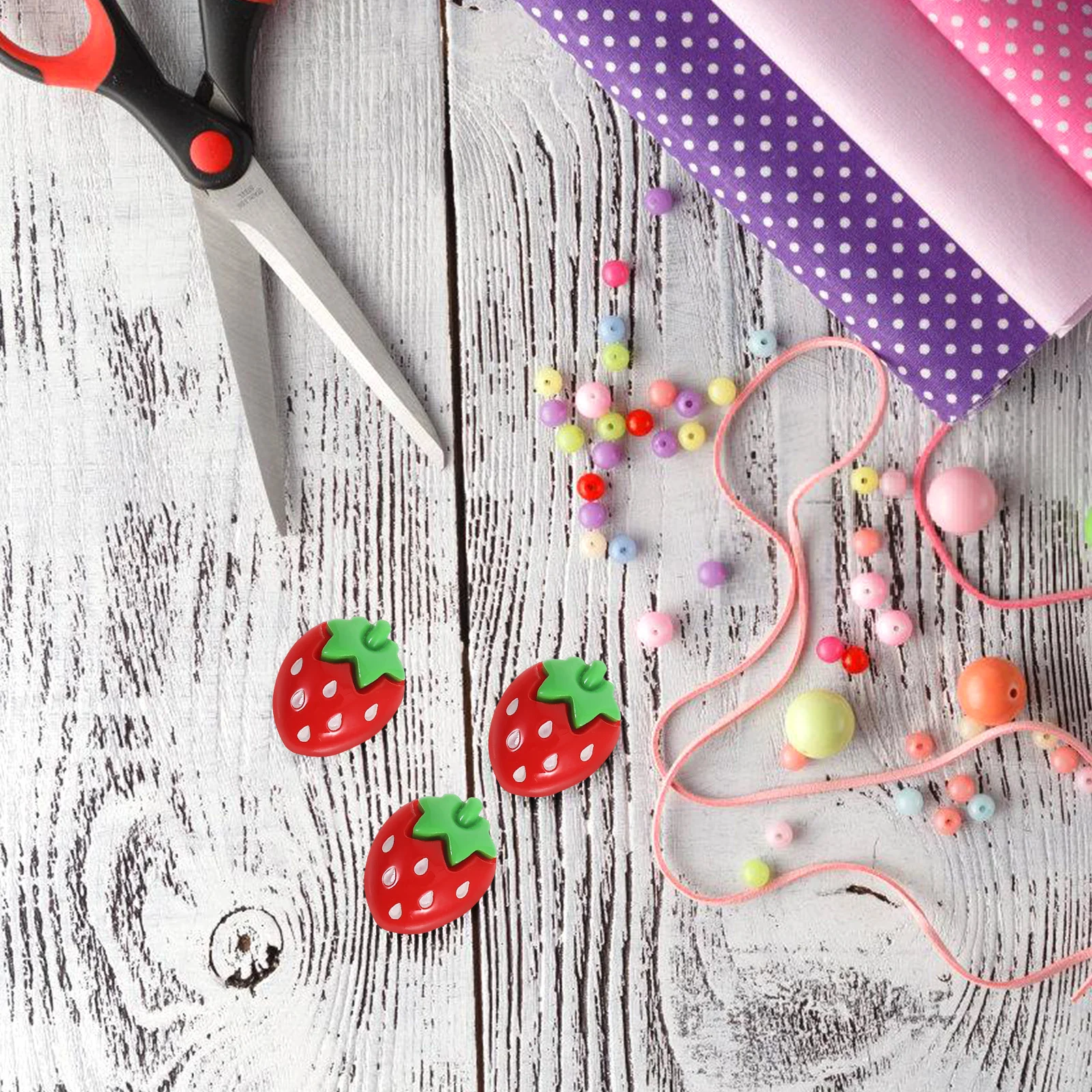 50Pcs Resin Strawberry Pendants Lightweight Durable Easy Carry DIY Creative Space for Jewelry Crafts Mini Resin Fruit