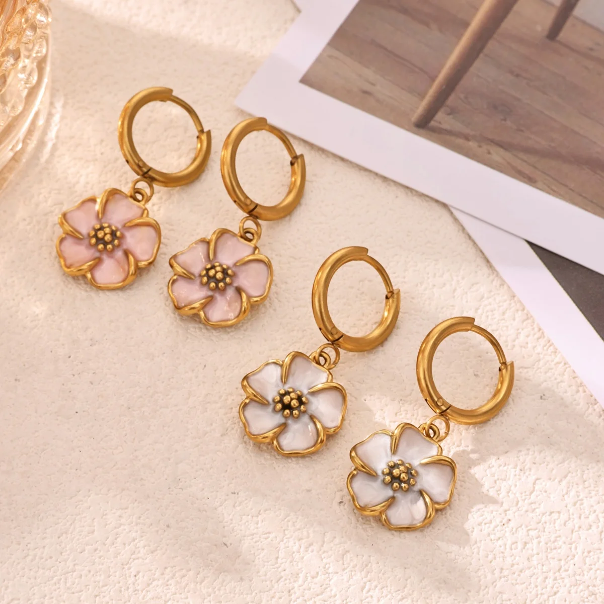 Süße rosa-weiße Emaille-Blumen-Ohrringe, goldfarbener Edelstahl, Blumen-Huggie-Creolen, baumelnde Ohrringe, Damen-Party-Geschenk – Detail 8