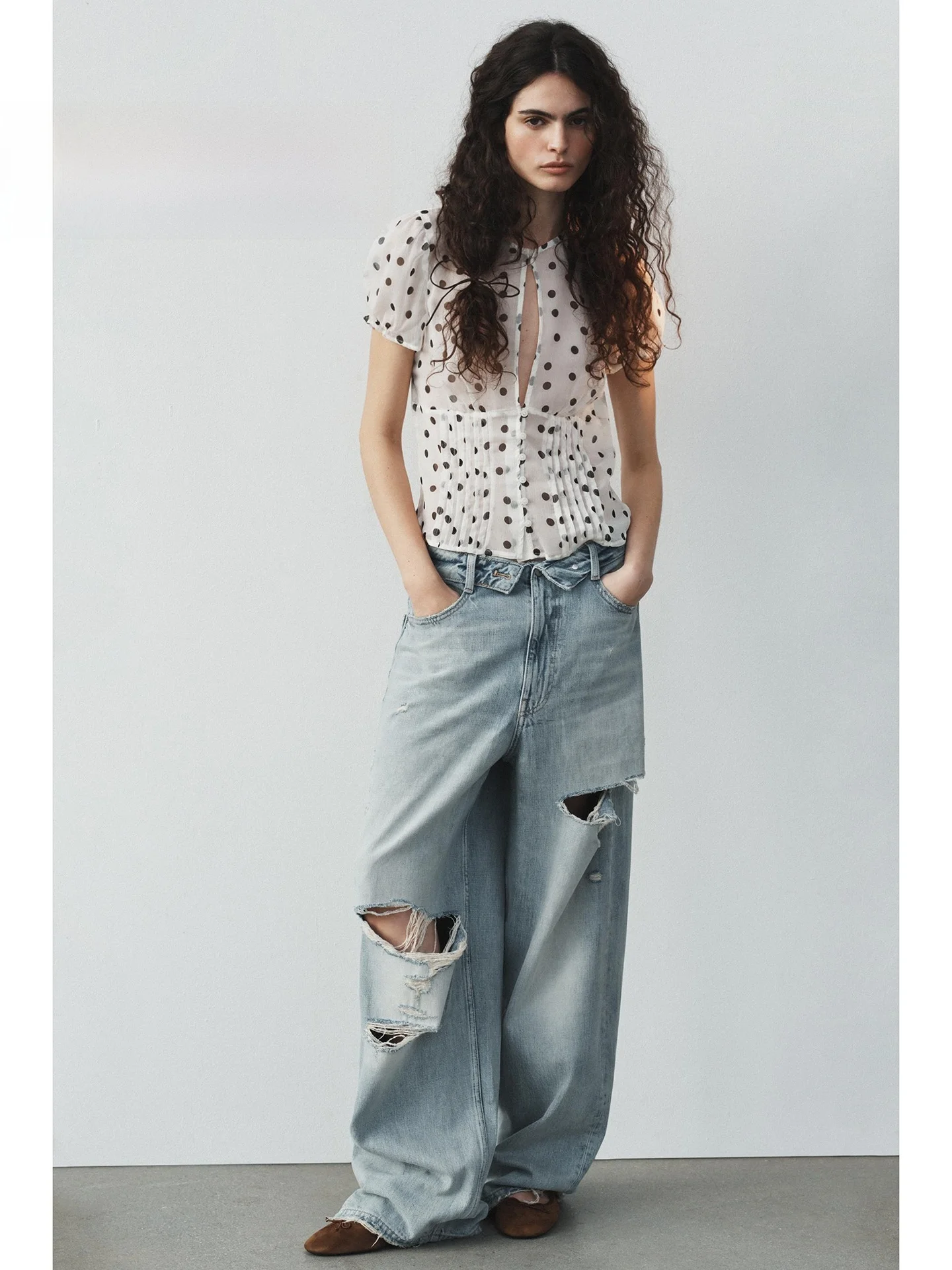 

Fashionable Distressed Wide Leg Denim Jeans Women's Slimming Versatile Turn-Up Hole Punching Summer 2026 New Style Natural Waist