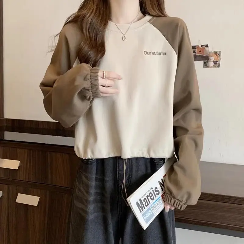 เสื้อสเวตเชิ้ตแขนยาวสไตล์อเมริกันเรโทรสำหรับผู้หญิง ฤดูใบไม้ร่วง ฤดูหนาว รุ่นใหม่ ทรงหลวม ดีไซน์ตัดสี มีเชือกผูก รุ่นสั้น