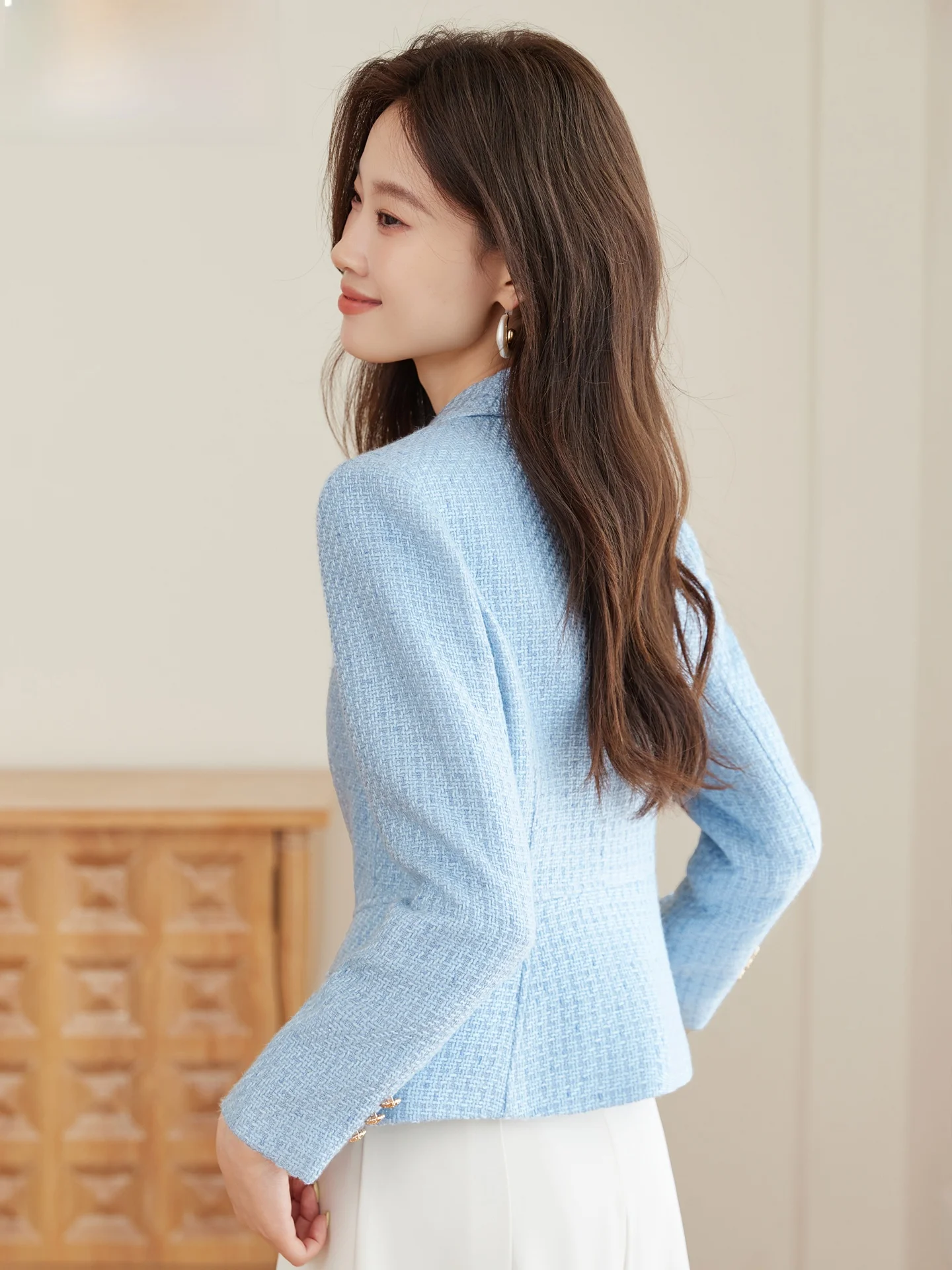 Light Blue Short Tailored Women's Suit Jacket Autumn Waist Cinched Fashionable Lady Shortened Chic Style Button Detail