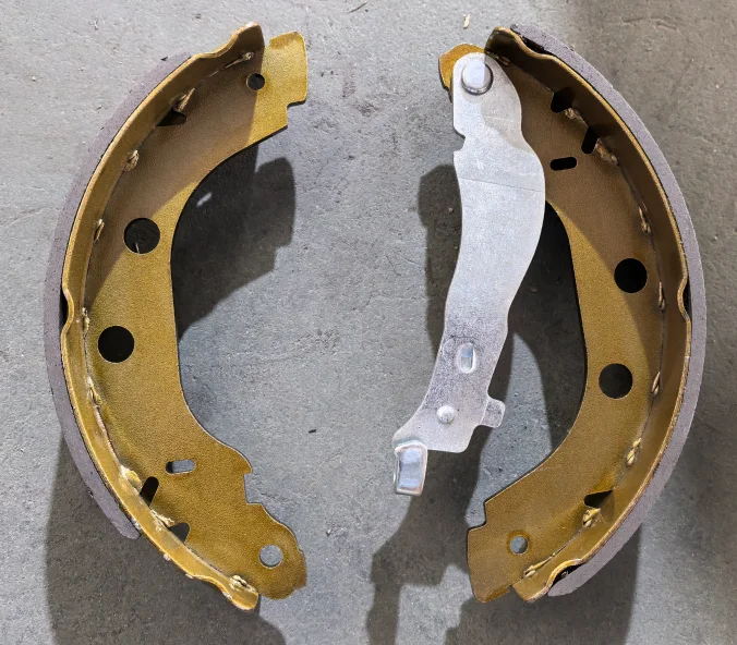 حذاء فرامل بسعر المصنع IK608007 7701205517 7701208063 لرينو تسليم سريع حالة جديدة