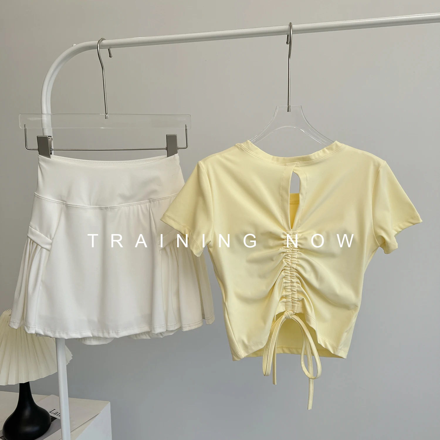 بدلة لياقة بدنية راقية لتنس الريشة للنساء في الصيف، مثيرة وجميلة لليوجا بأكمام قصيرة ورياضات الجري الجميلة #4