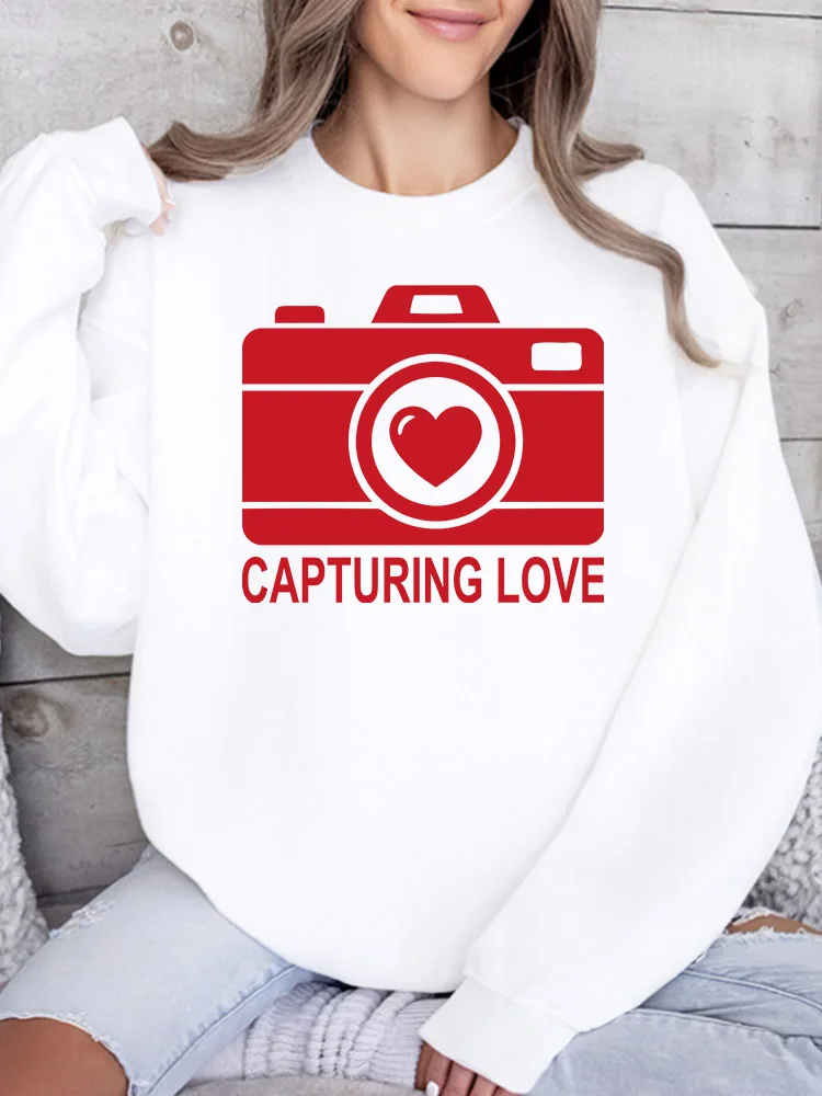 

Capturing Love Women's Graphic Crewneck Sweatshirt Casual Long Sleeve Pullover, Loose Fit Streetwear for Fall Winter