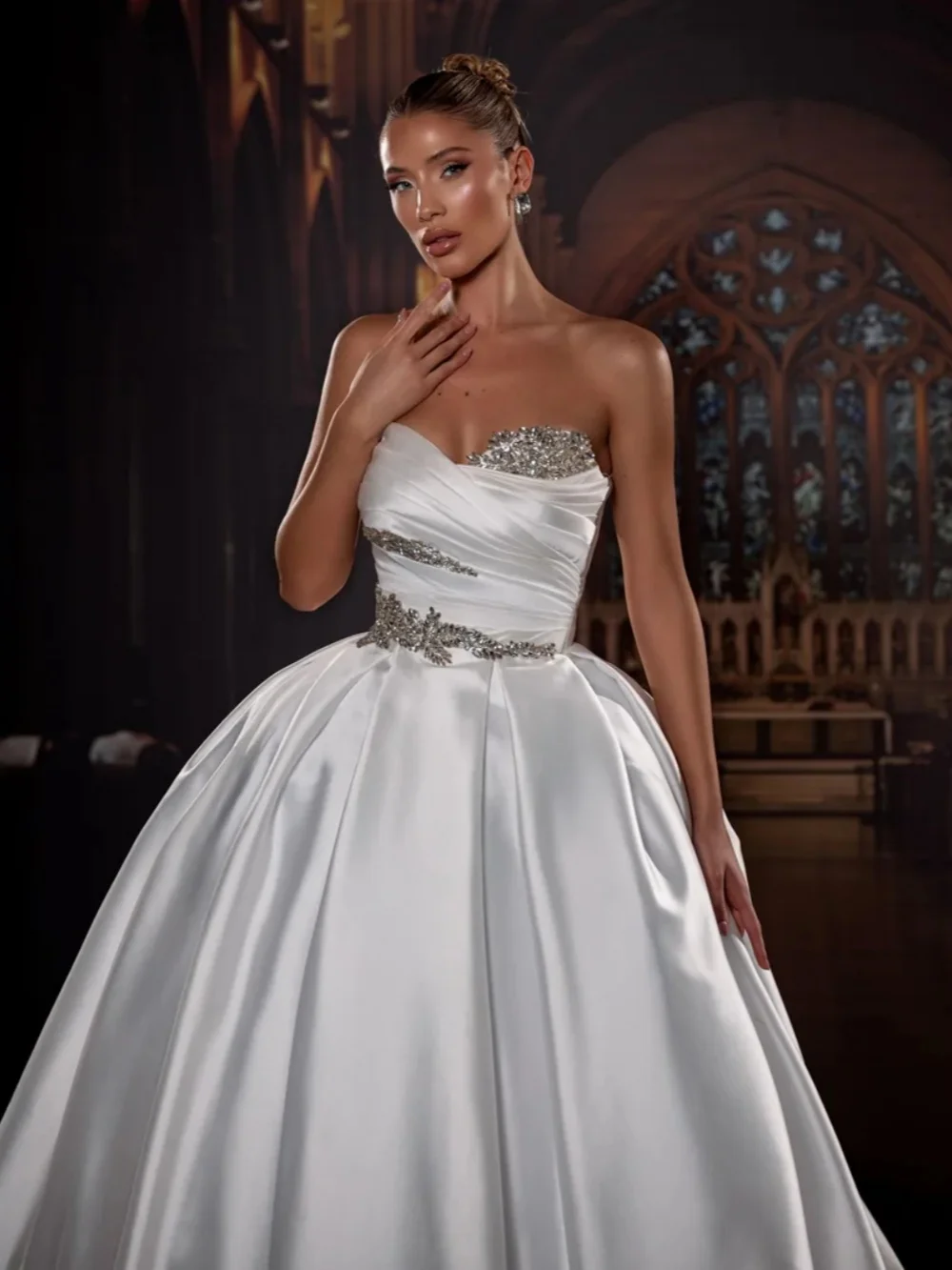 Pleated Satin Strapless Wedding Dress Silver Rhinestones Sleeveless Bridal Gown Customized Luxury Ball Gowns Dresses For Bride