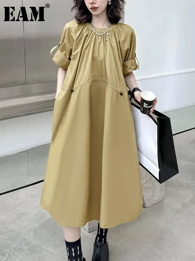 

[EAM] Women Khaki Drawstring Pleated Big Size Elegant Dress New Round Neck Short Sleeve Fashion Tide Spring Summer 2024 1DH5277