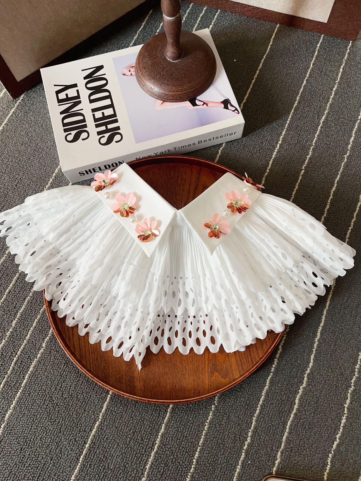 

[1 шт. белой оригинальной плиссированной декоративной шаль, искусственный воротник, женский высококачественный универсальный плащ со стразами, элегантный жемчужный воротник-пелюстков, универсальные аксессуары для воротника, артефакт наряд для свадебной ве