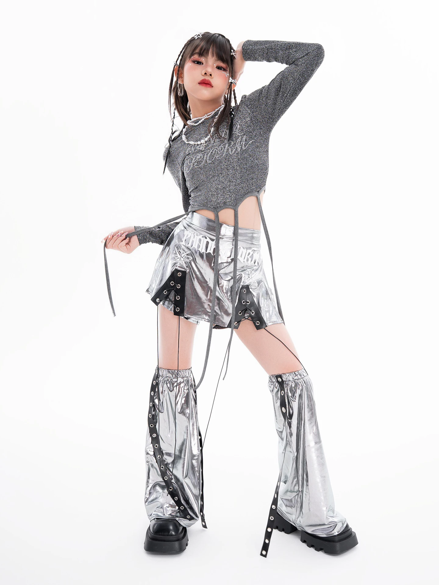เสื้อผ้าเต้นแจ๊สเคป๊อปสำหรับเด็กผู้หญิง แขนยาว เสื้อครอปเอวลอย กางเกงขาสั้นสีเงิน กางเกงฮิปฮอปสีดำ ชุดแสดงบนเวที รุ่น BL17510