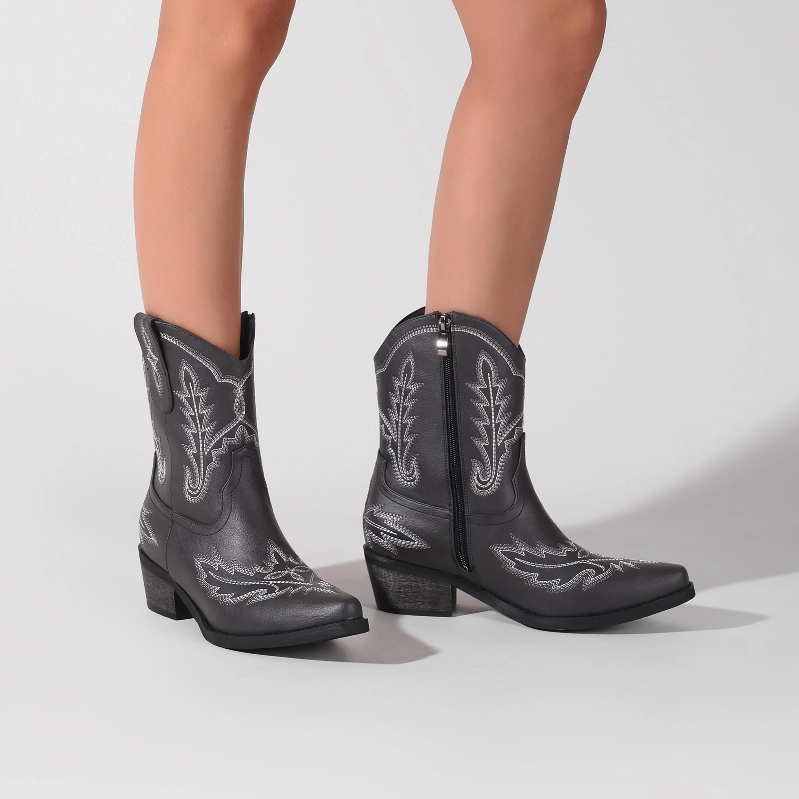 

Women's Short Ankle Boots: Western Cowboy Style in Black with Low Block Heel & Embroidery – Ideal for Walking at Country Concert