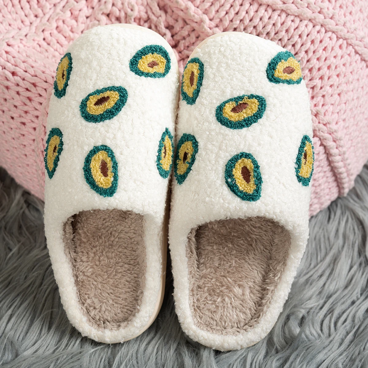 شباشب بناتي كاجوال لغرفة النوم شتوية لطيفة بنمط الأفوكادو داخلي مريح دافئ ناعم مثير للاهتمام من القطيفة الفاكهة أحذية منزلية للنساء