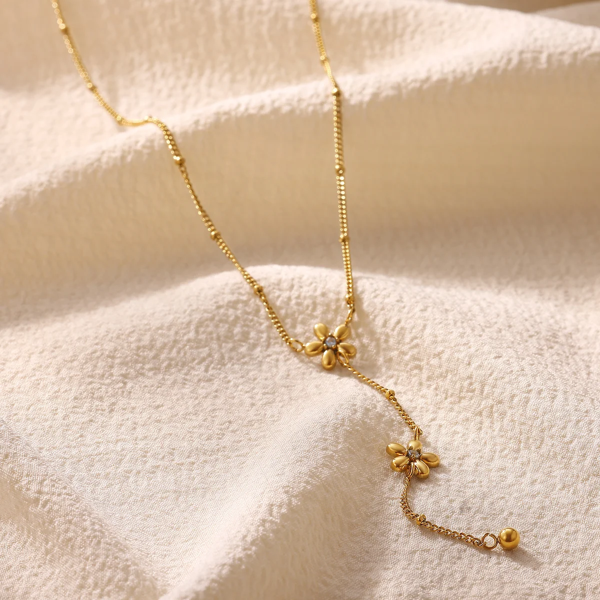 Zarte goldfarbene Edelstahlkette für Damen, Y-Lariat mit Zirkonblume, Vintage-Transparenthorn-Anhänger, ästhetisches Geschenk – Detail 5
