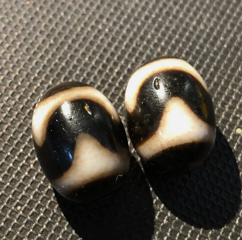 pair of Magic Tibetan Old Agate Tiger tooth Daluo Totem dZi Bead 15*20mm