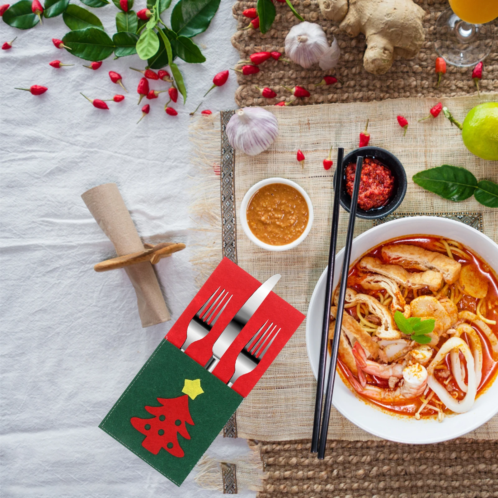 

4Pcs Xmas Cutlery Holders Felt Christmas Tableware Bags Holiday Party Decor Christmas Cutlery Holder Fork Cutter