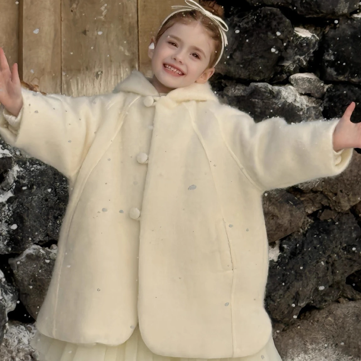 معطف الفتيات لخريف وشتاء 2025 ملابس أطفال جديدة على الطراز الكوري للفتيات الصغيرات معطف سميك من الصوف القطني