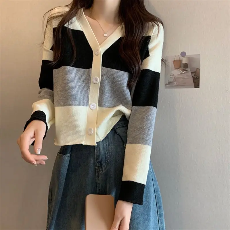 V-neck Contrasting Striped Long Sleeved Knitted Cardigan Women\'s New Loose and Versatile Casual Chic Jacket Top Trendy