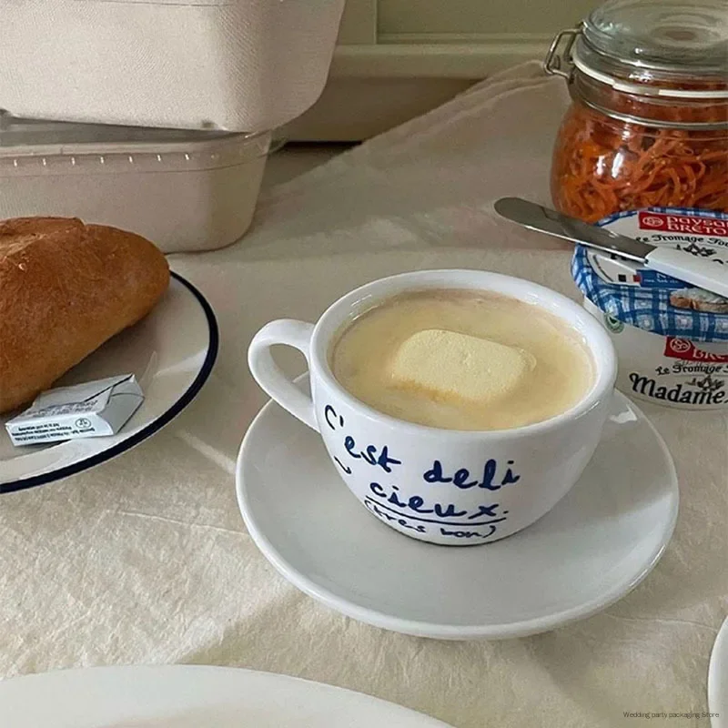 

Нишевая кофейня в японском стиле, простая керамическая кружка с синими буквами и блюдцем, набор, романтическая кофейная чашка во французском стиле ретро, чашка для молока
