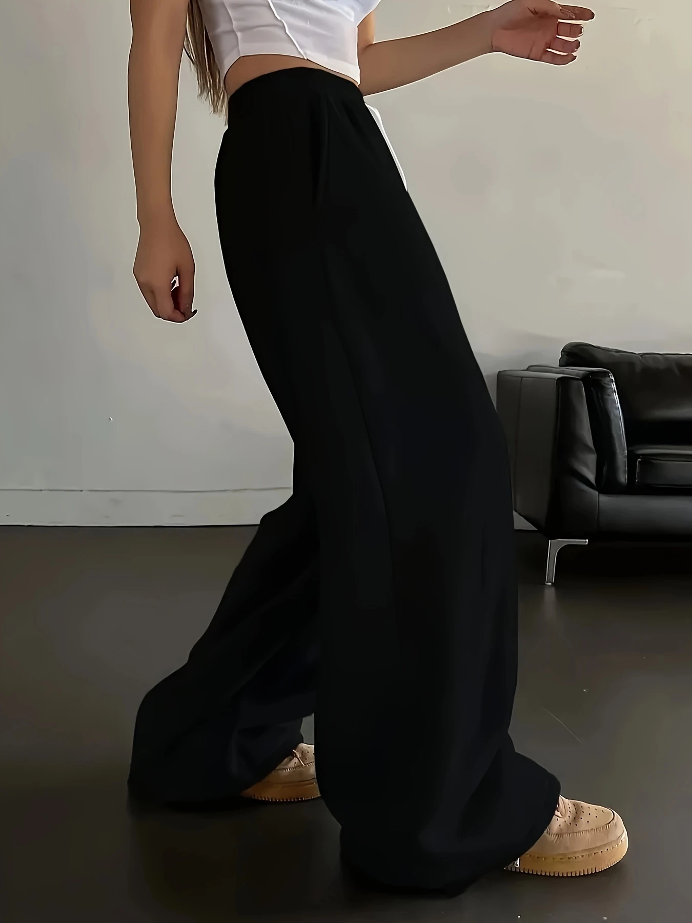 Damskie spodnie casualowe z wysokim stanem, prostymi nogawkami i unikalnym nadrukiem skrzydeł, elastyczna talia ze sznurkiem, możliwość prania w pralce - czarne