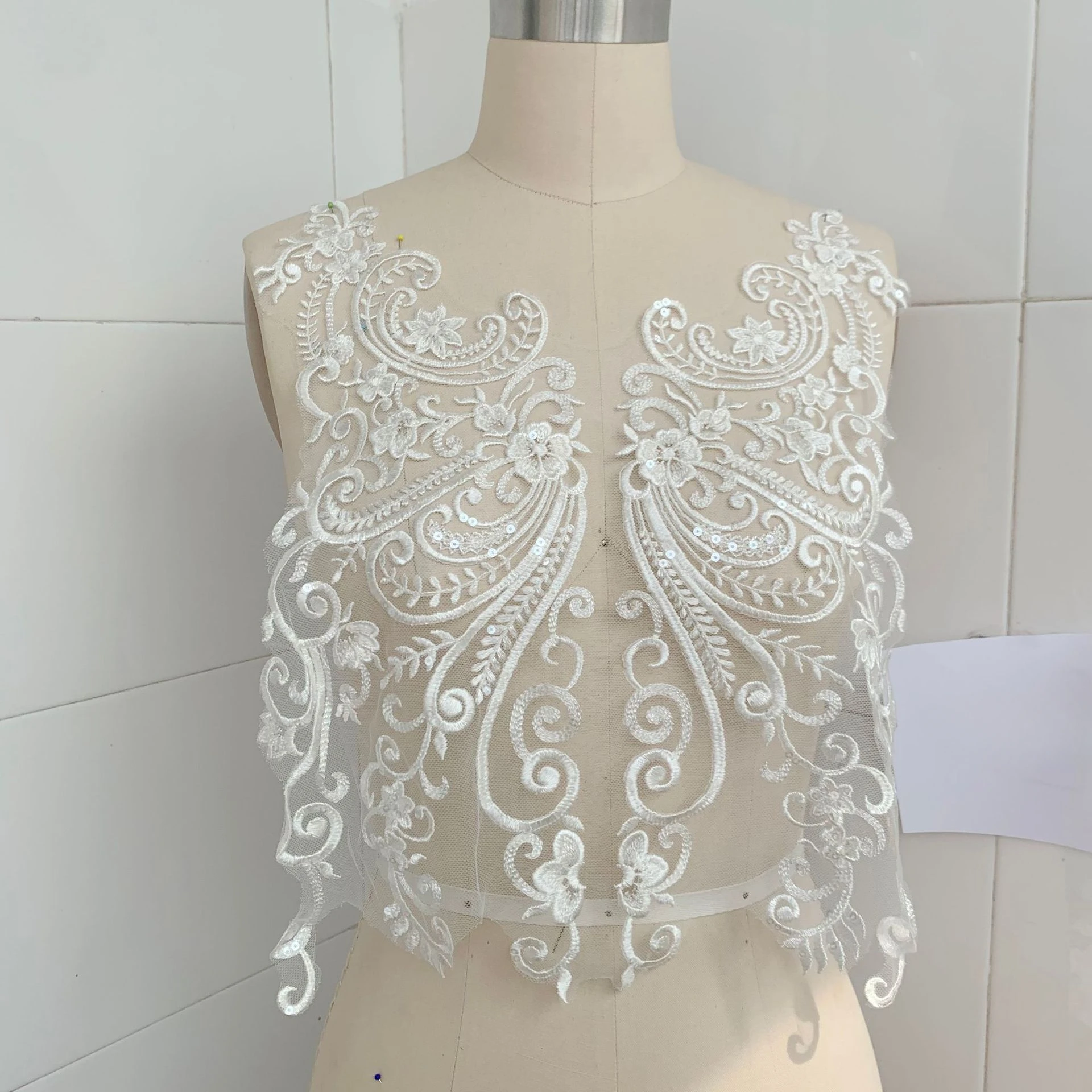 Künstliche Seiden-Pailletten-Spitzenapplikation für Hochzeitskleider, Brautkleider, Zierblume, Heimtextilien-Zubehör RS24540 – Detail 4
