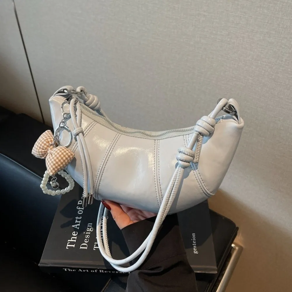Elegant Croissant กระเป๋าสะพาย Bowknot Pearl จี้สไตล์เกาหลี Underarm Dumpling กระเป๋าหนัง PU สีทึบกระเป๋า Crossbody