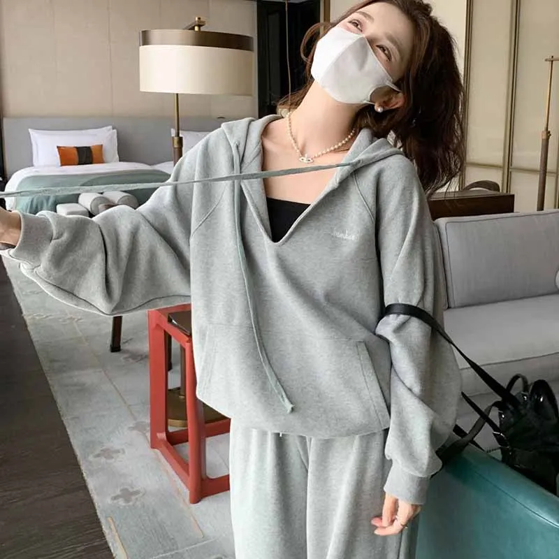 

Мужской комплект из двух предметов: худи большого размера с V-образным вырезом и свободные брюки-палаццо из комфортного полиэфирного волокна для весны и осени