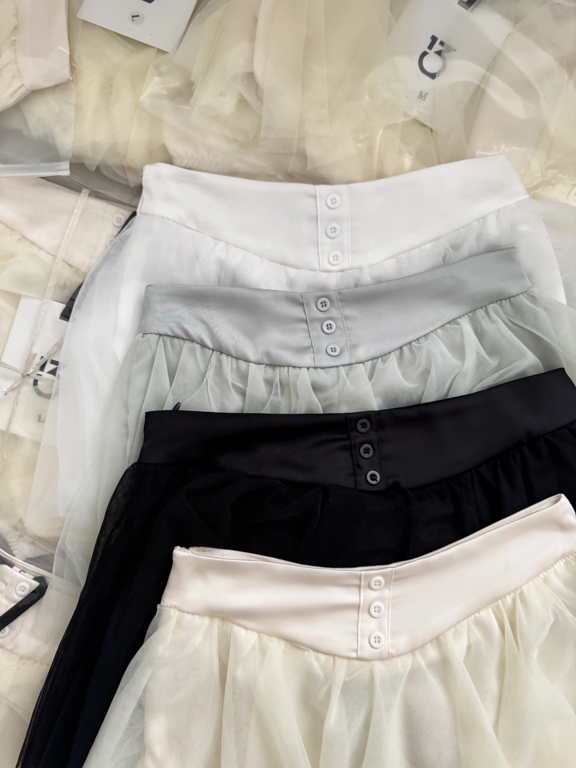 กระโปรงทรงเอไลน์ผ้าทูลล์หวานๆ สไตล์ผู้หญิง สำหรับฤดูใบไม้ผลิและฤดูใบไม้ร่วง สีพื้น เอวสูง กระโปรงสั้นผ้าตาข่าย