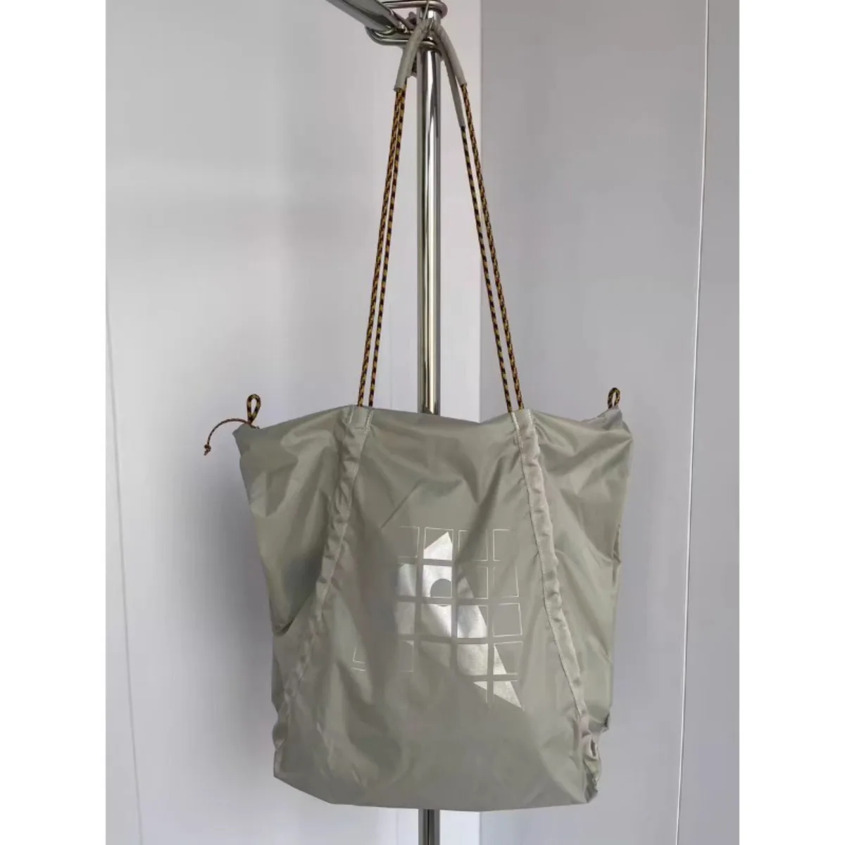 สินค้าใหม่ปี 2025 กระเป๋าสะพายไหล่น้ําหนักเบาและพกพาได้ 23 ลิตรกระเป๋าสีเฉียง ช้อปปิ้งแบบพกพา