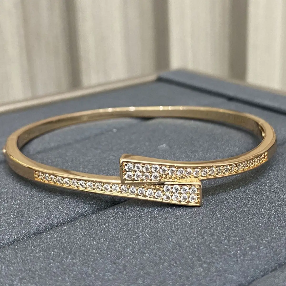 Fashionable Western Cross Bracelet - Micro-Pavé Full-Zircon, Light Luxury Niche High-End Daily Accessory