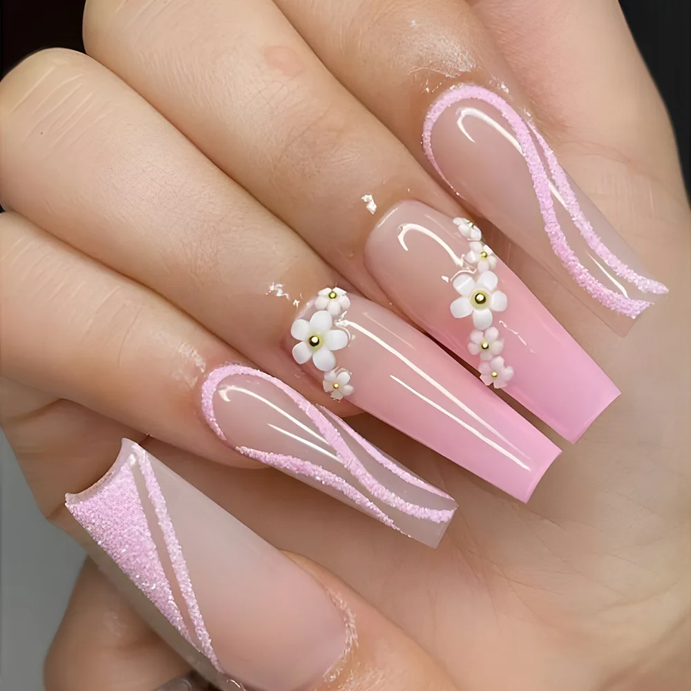 Uñas Postizas 2026, Estilo Dulce y Femenino, con Degradado Rosa Nude, Flores Pequeñas, Líneas Brillantes y Adornos de Diamantes de Imitación