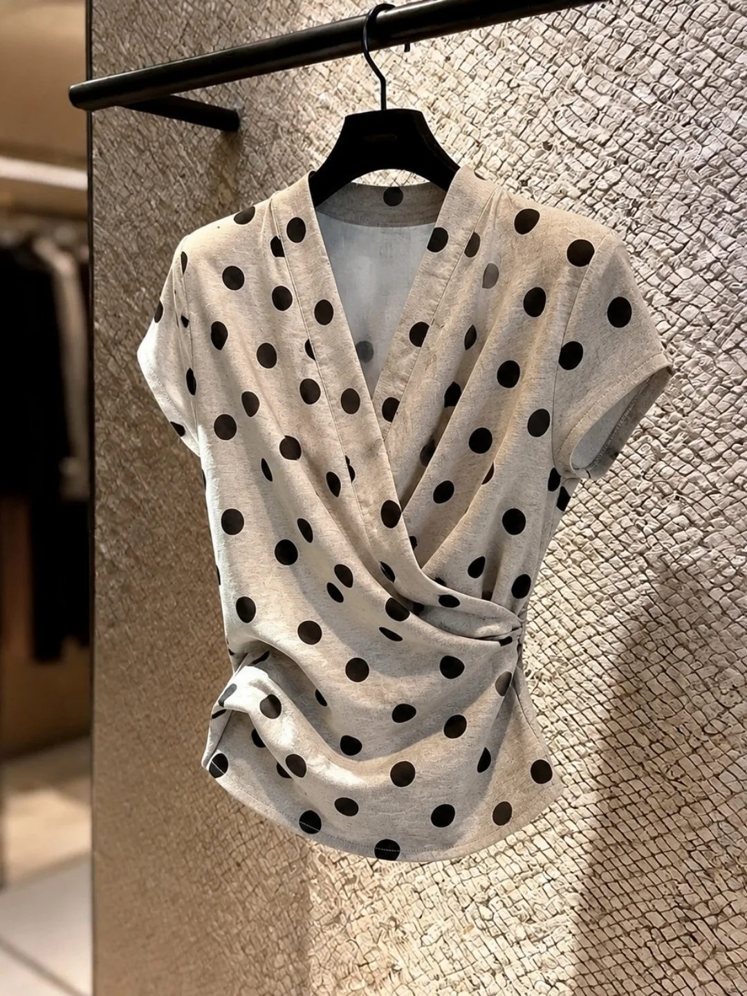 

Elegant Polka Dot Short Sleeve V-Neck T-Shirt Commute Slim Fit Women's Soft Fashionable Versatile Small Shirt Summer 2026