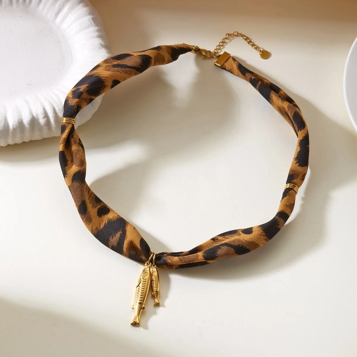 Leopardenmuster-Schalband-Halskette mit Acrylperlen und Edelstahl-Fischanhänger für Damen, Maillard Unregelmäßiger Perlen-Choker-Schmuck – Detail 25