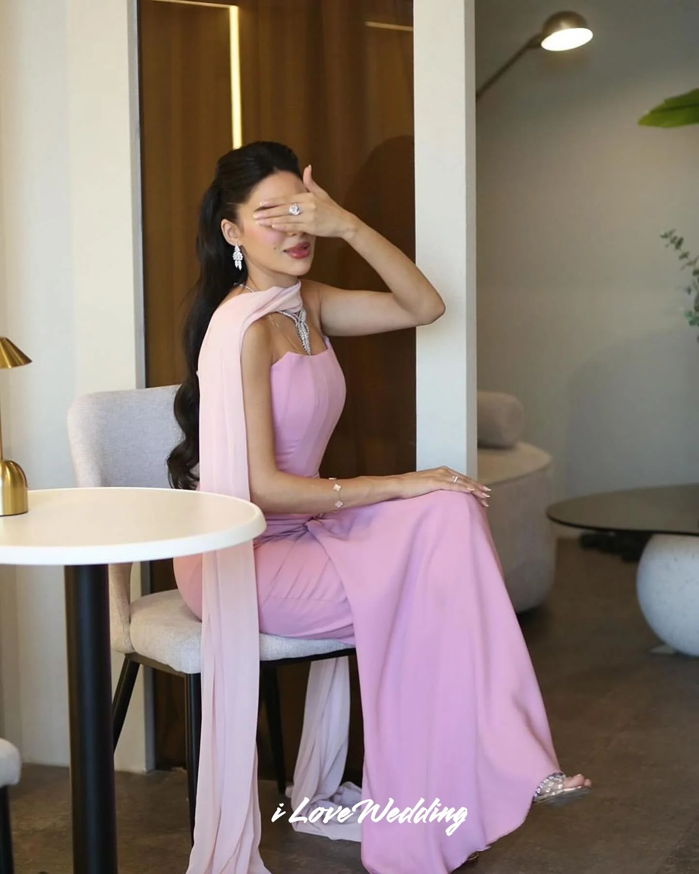 فساتين سهرة وردية بدون حمالات من الساتان بدون أكمام حورية البحر شال حورية البحر بطول الأرض فستان سهرة للحفلات مطوي حسب الطلب