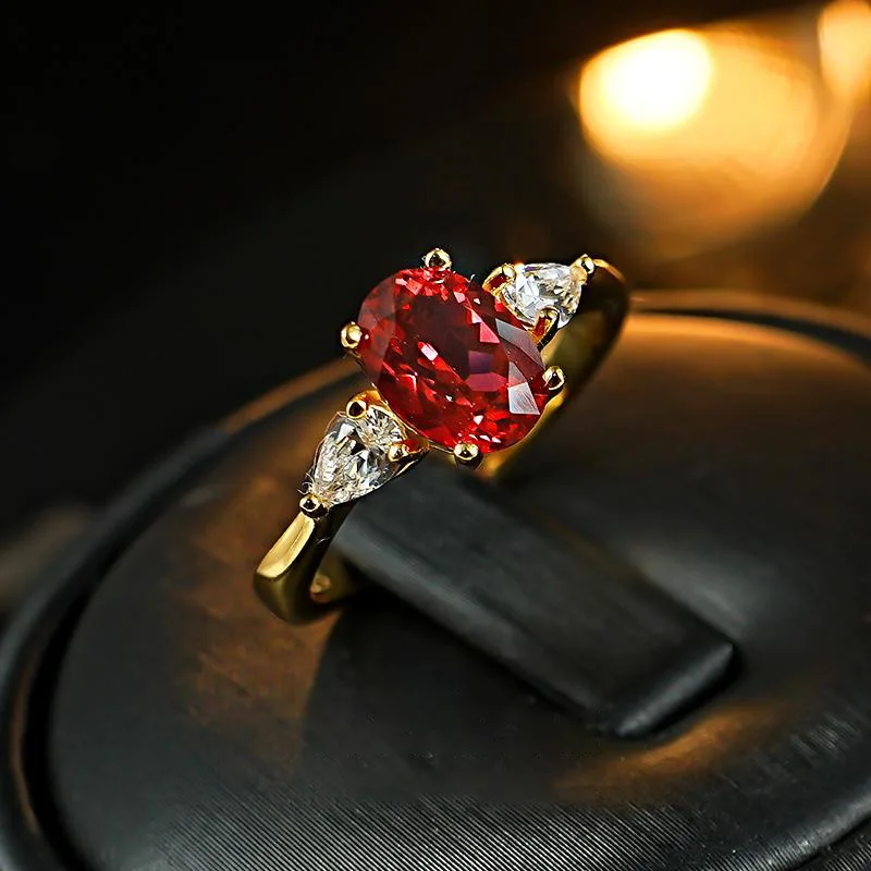 Anillo clásico de 1 pieza con tres piedras de imitación de rubí en forma de huevo de paloma, lujoso anillo de diamantes chapado en oro, adecuado para el uso diario de las mujeres y anillo versátil para el dedo.