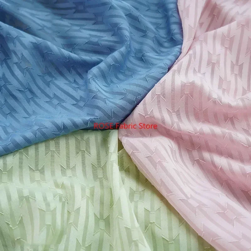 Tela de gasa jacquard suave en tonos azul, rosa y verde, ideal para confeccionar prendas de vestir, camisas, vestidos para niños, vestidos de novia y proyectos de costura.