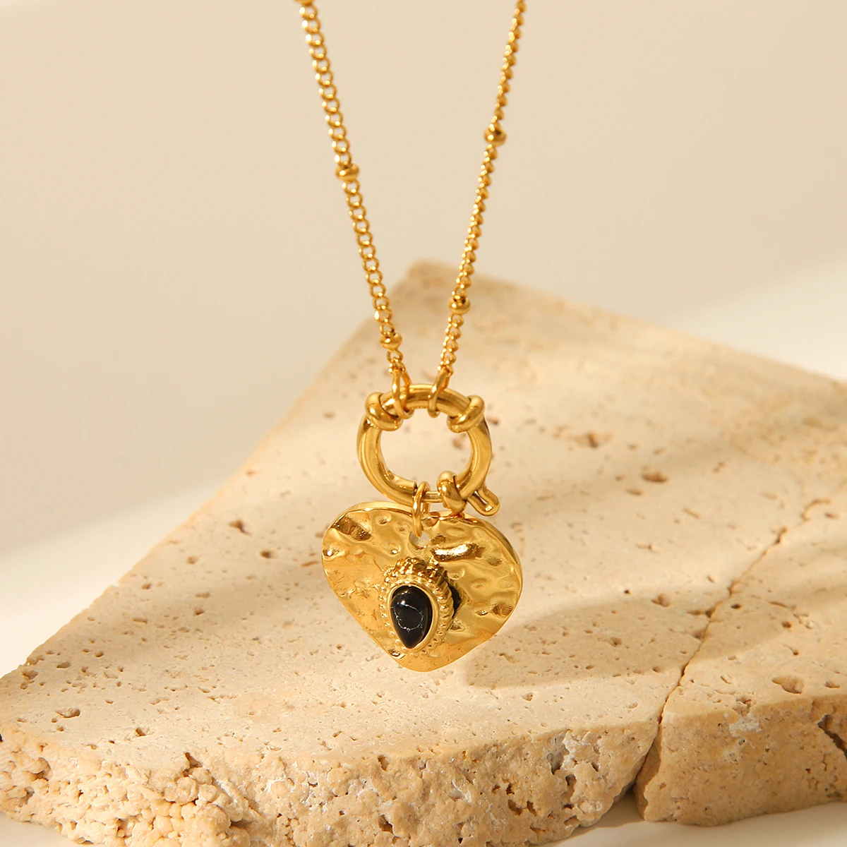 هوانغ تشاو على شكل قلب قلادة الفولاذ المقاوم للصدأ قلادة قلادة عصرية الأسود الزركون قلادة قلادة مجوهرات مأدبة هدية