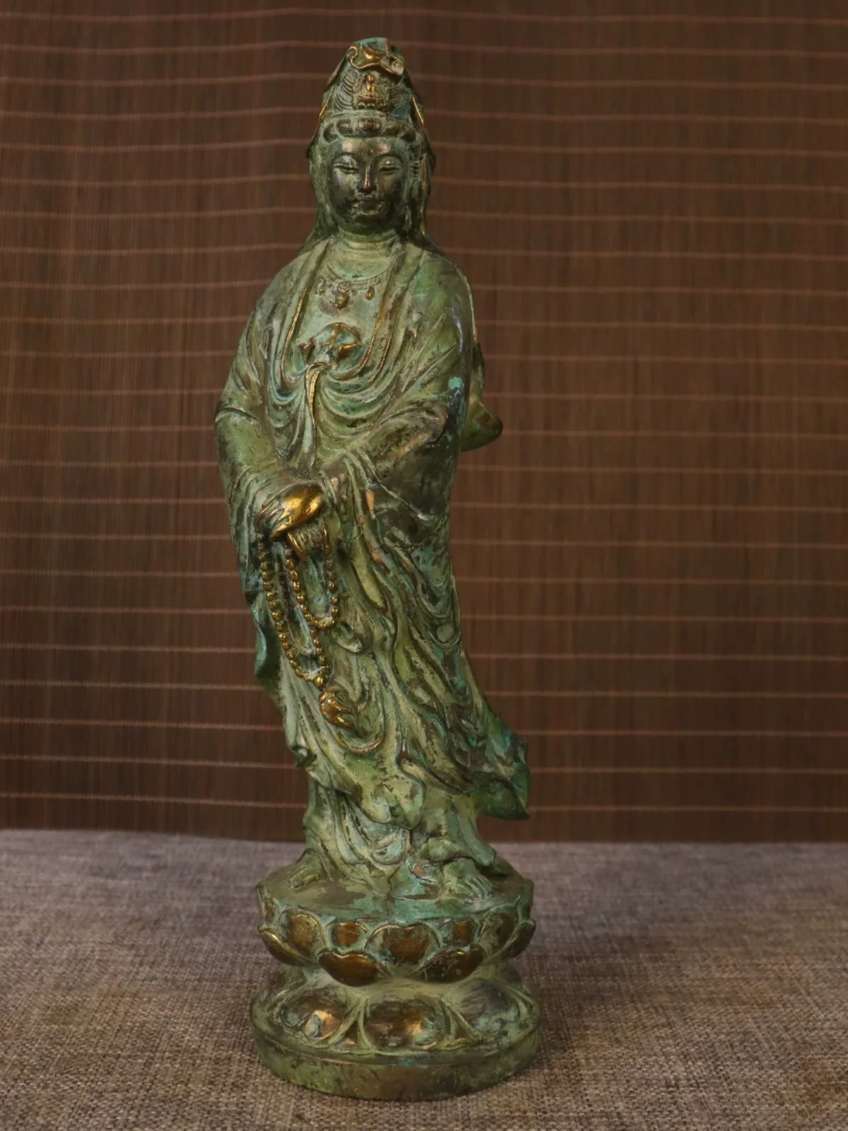 Antique collection, free standing Guanyin bronze statue, Guanyin Bodhisattva ornament, length about 7 centimeters, width about 7