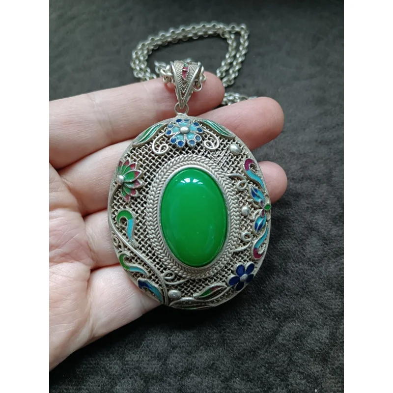 Antique Collection Tibetan Area Backflow Old Wrapped Pulp Old Silver Cloisonne Hollow Inlaid Emerald Color Bashan Jade Pendant N