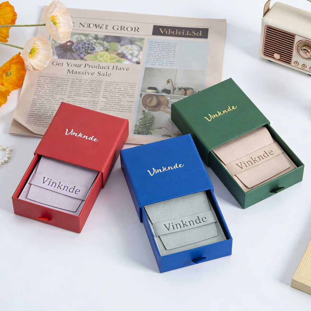 

Personalized Logo 7x7x1.7cm Paper Drawer Jewelry Boxes With 6.2x6.2cm Microfiber Velvet Bags Earring Rings Pandnet Packaging Box