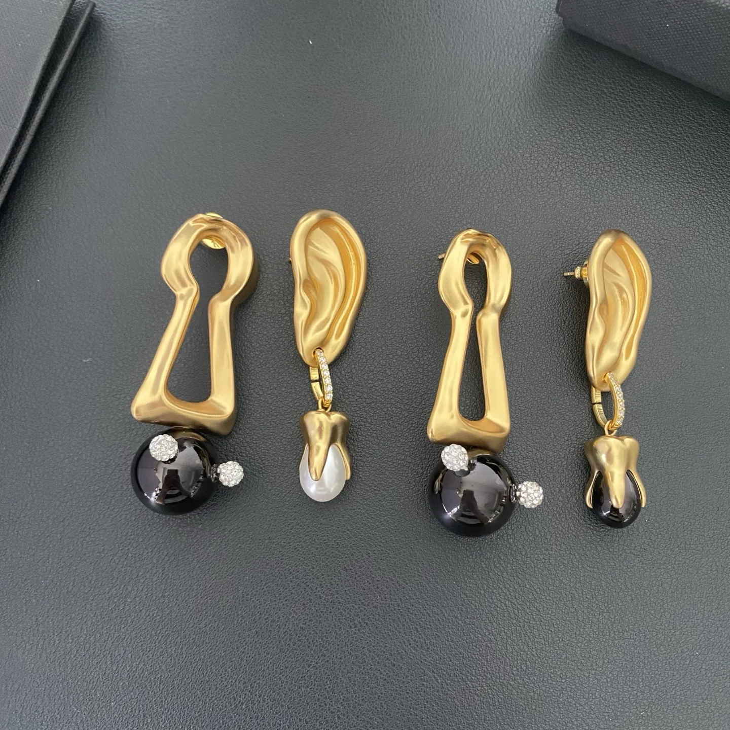 

Fashion Europe Designer Keyhole Ear Asymmetrical Pearl Crystal Earrings Woman Top Quality Luxury Jewelry Trend